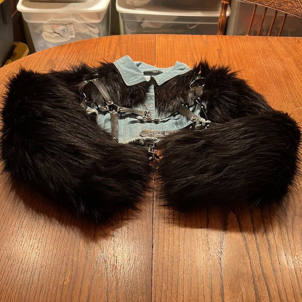 Akira Crop Jean Jacket With Faux Fur Sleeves In Black & Faux Leather Harness XL - Picture 9 of 11